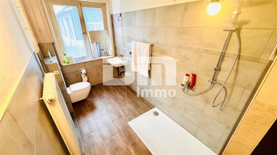 Villenartiges 1-3 Familienhaus mit viel Platz für die große Familie und viele weitere Möglichkeiten - OG 1 Badezimmer / Wanne